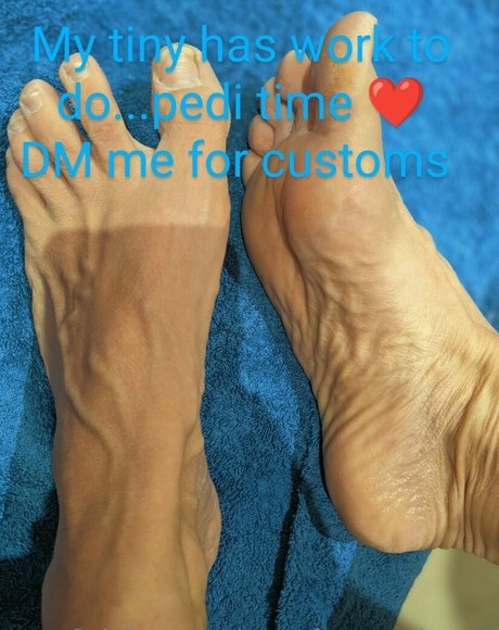 Anna_feet_crush_vore