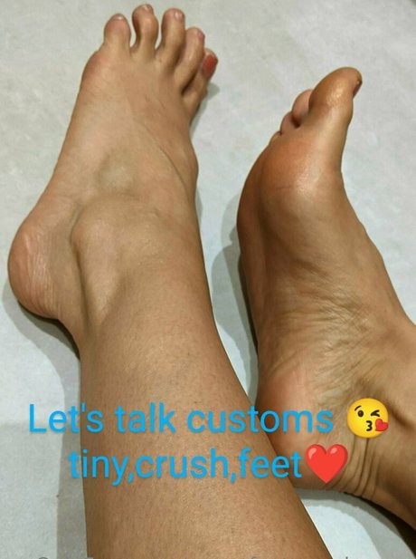 Anna_feet_crush_vore
