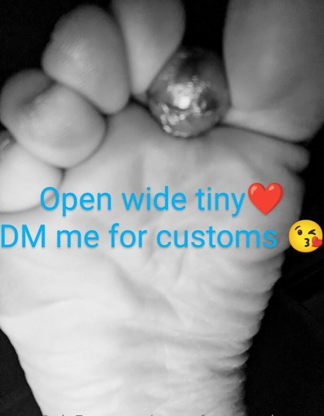 Anna_feet_crush_vore