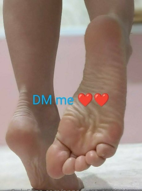 Anna_feet_crush_vore