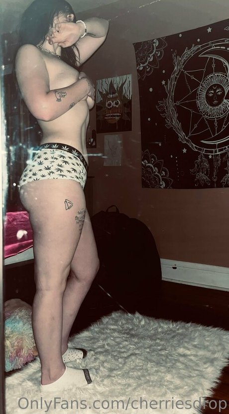 Foto desnuda filtrada de OnlyFans de Cherriesdrop