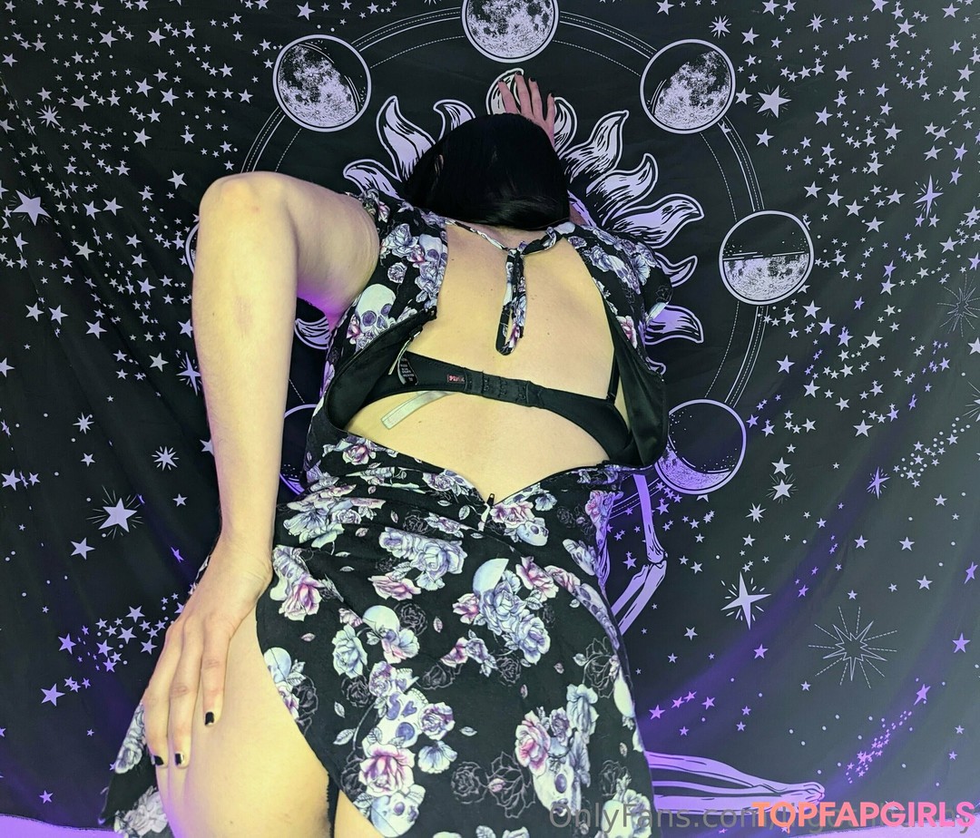 Foto desnuda filtrada de OnlyFans de Lilgothhunny #83 Foto desnuda filtrada de OnlyFans de Lilgothhunny #83