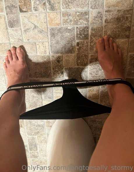 Longtoesallystormy