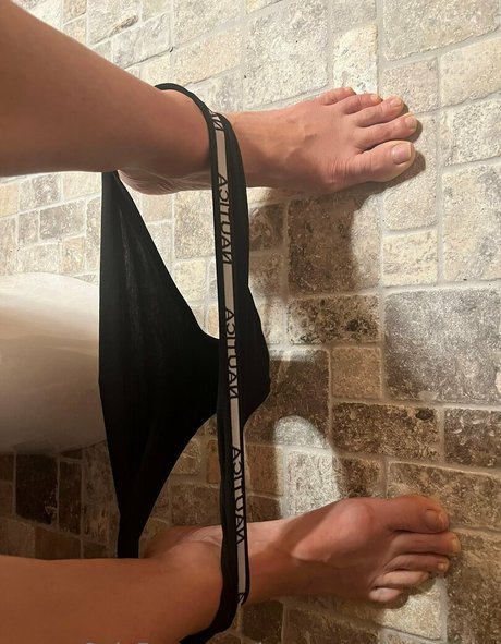 Longtoesallystormy