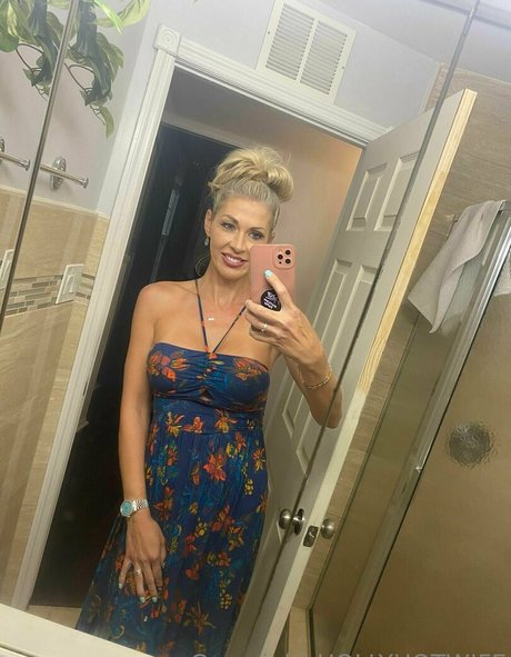 Hollyhotwife