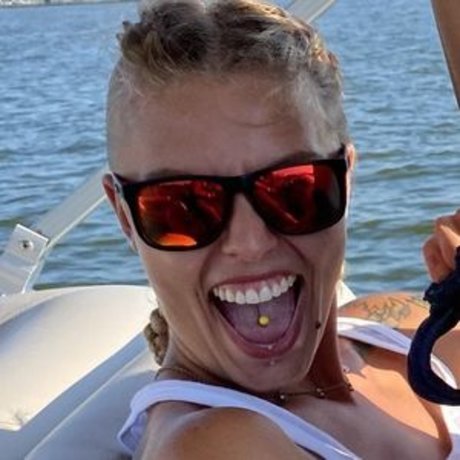 Hollyhotwife
