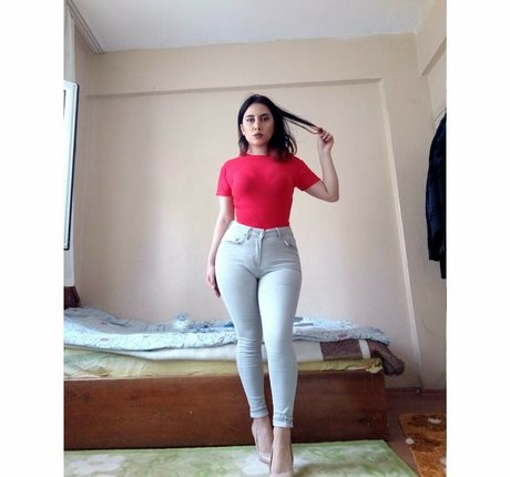 Foto desnuda filtrada de OnlyFans de Dilan Dere
