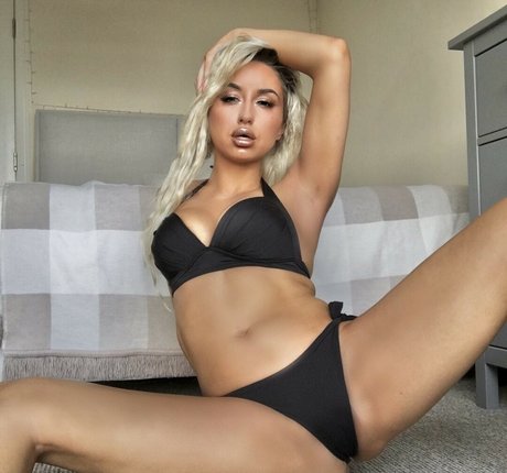 Foto desnuda filtrada de OnlyFans de Bimbobrookelle