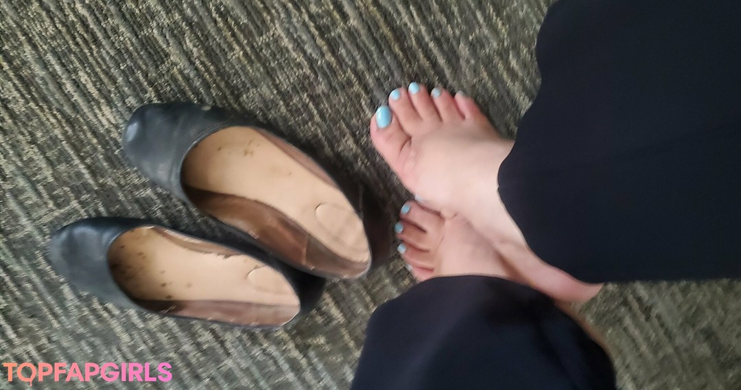 Foto desnuda filtrada de OnlyFans de Missfeetstink #5 Foto desnuda filtrada de OnlyFans de Missfeetstink #5