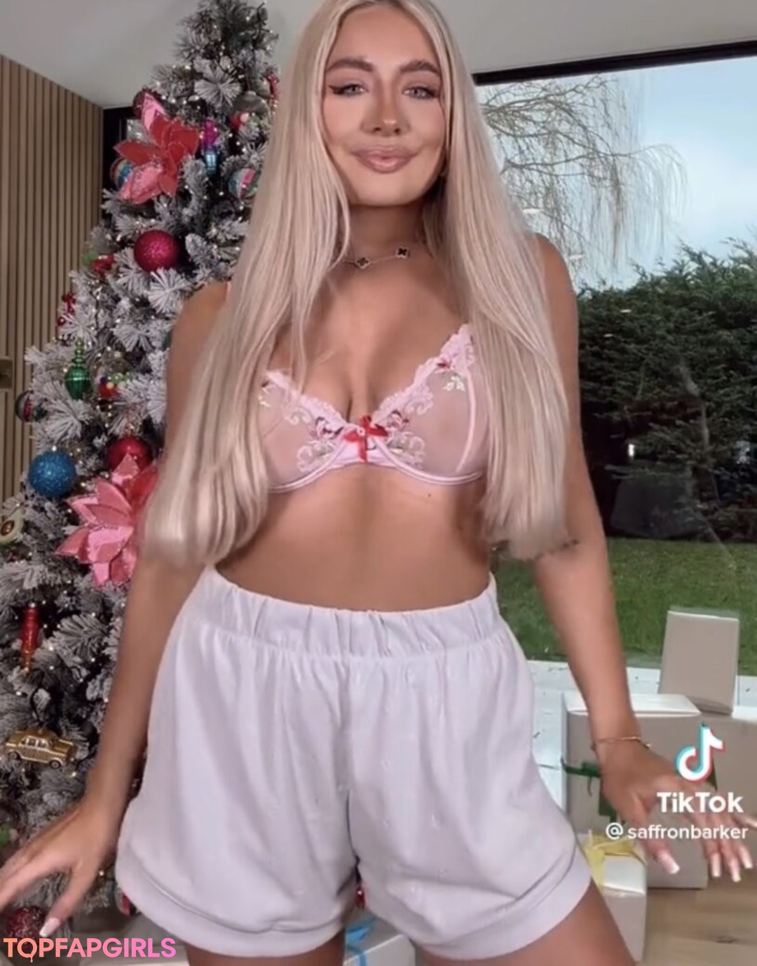 Foto desnuda filtrada de OnlyFans de Saffron Barker #7 Foto desnuda filtrada de OnlyFans de Saffron Barker #7
