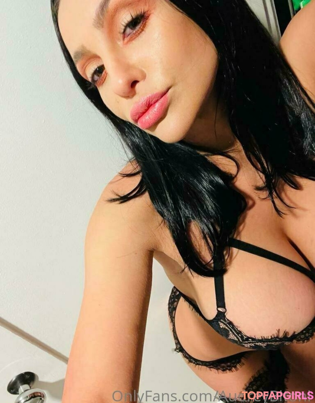 Foto desnuda filtrada de OnlyFans de Audreybitoni #285 Foto desnuda filtrada de OnlyFans de Audreybitoni #285