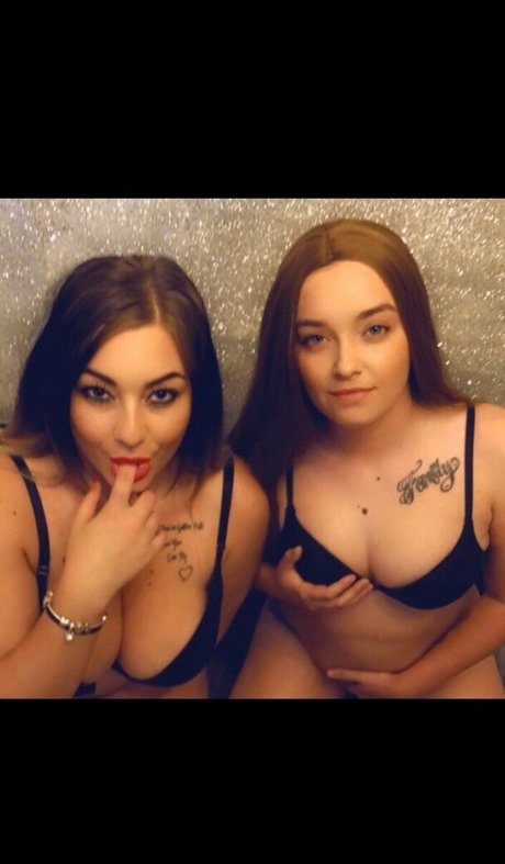 Foto desnuda filtrada de OnlyFans de Twonaughtysisters