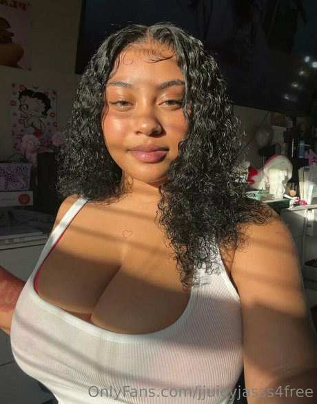 Foto desnuda filtrada de OnlyFans de Jjuicyjasss4free