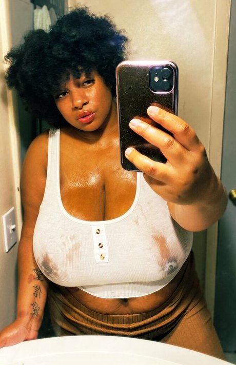 Foto desnuda filtrada de OnlyFans de Plussizefairy
