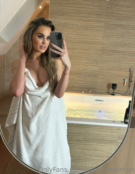 Foto desnuda filtrada de OnlyFans de Julia Akkerman