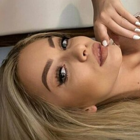 Hotblondesarah
