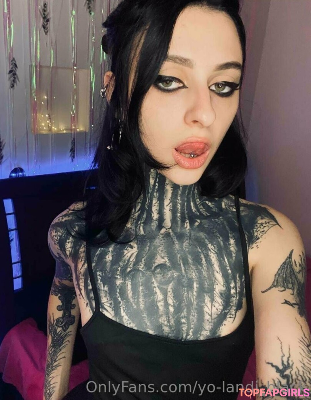 Foto desnuda filtrada de OnlyFans de Yolandiblack #2 Foto desnuda filtrada de OnlyFans de Yolandiblack #2