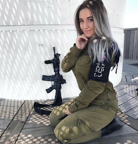 Foto desnuda filtrada de OnlyFans de Girls With Guns
