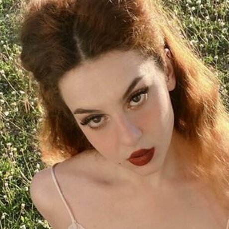 Foto desnuda filtrada de OnlyFans de Symposiarcha