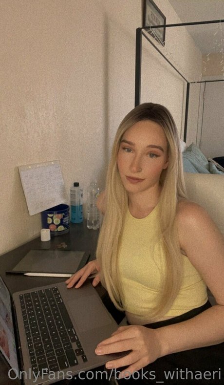 Foto desnuda filtrada de OnlyFans de Bookswithaeri