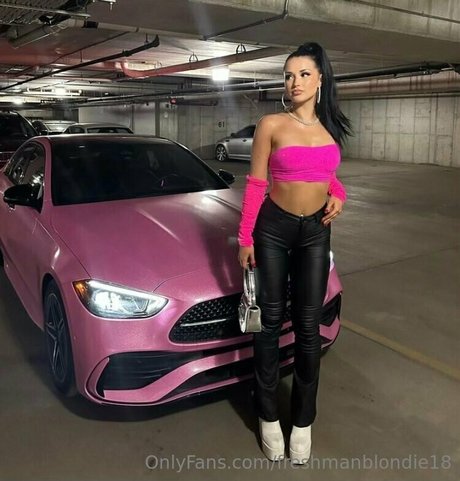 Foto desnuda filtrada de OnlyFans de Freshmanblondie18