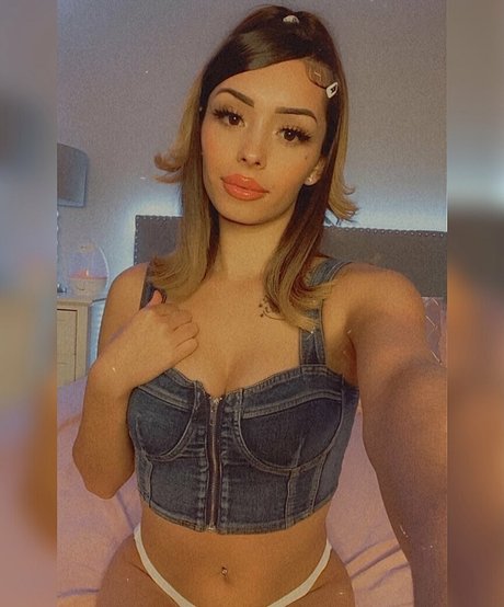Foto desnuda filtrada de OnlyFans de Izallia Aura