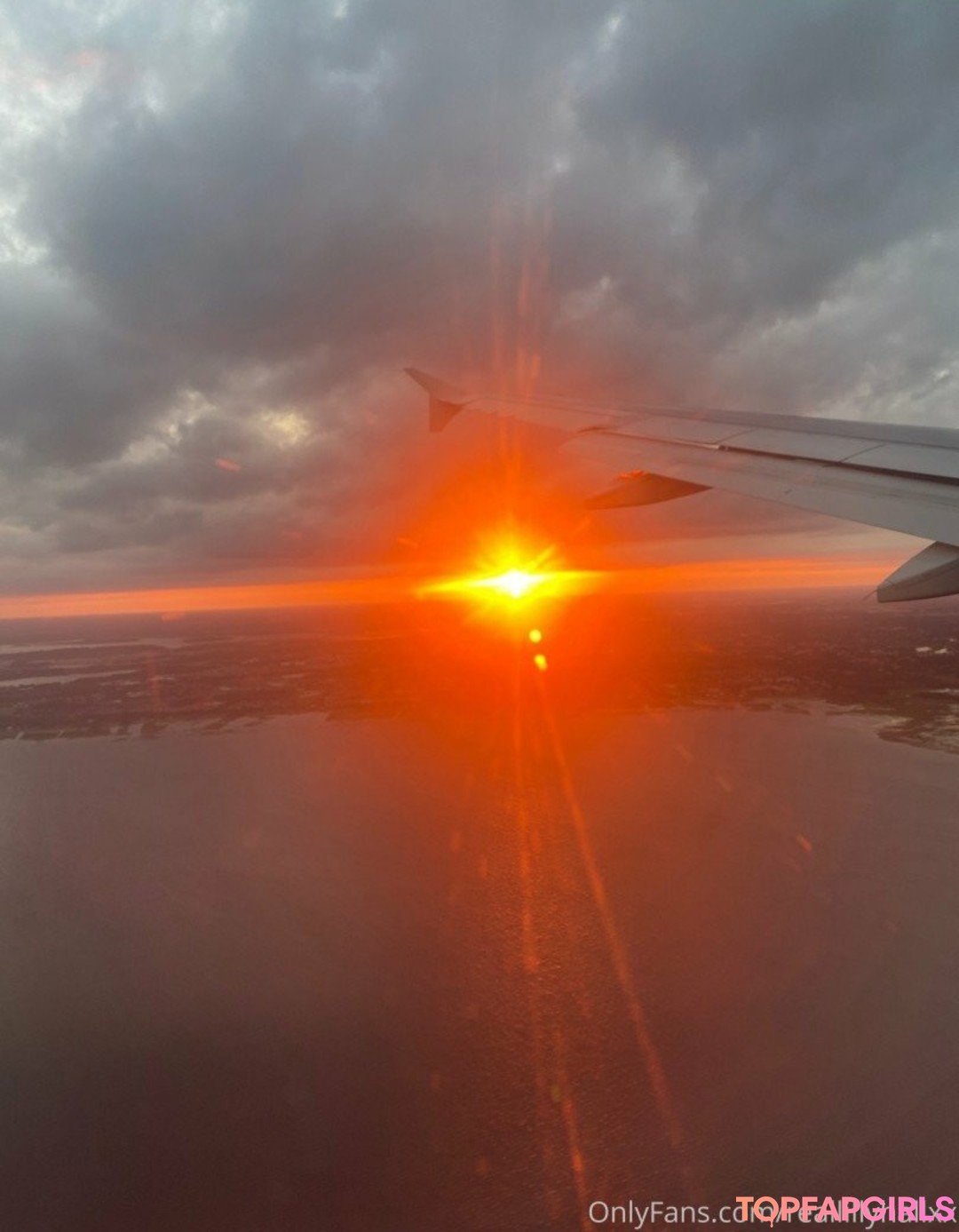 Foto desnuda filtrada de OnlyFans de Lilly Hall #184 Foto desnuda filtrada de OnlyFans de Lilly Hall #184