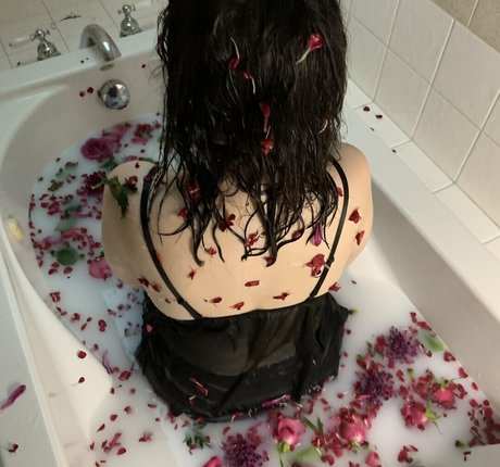 Hereliesviolet