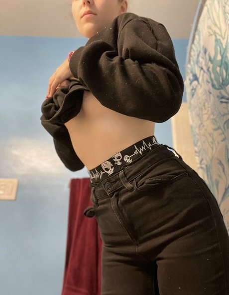 Foto desnuda filtrada de OnlyFans de Hereliesviolet