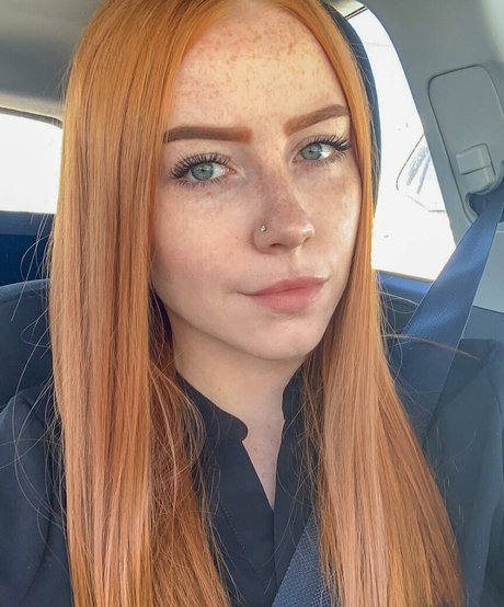 Foto desnuda filtrada de OnlyFans de Littlemissred