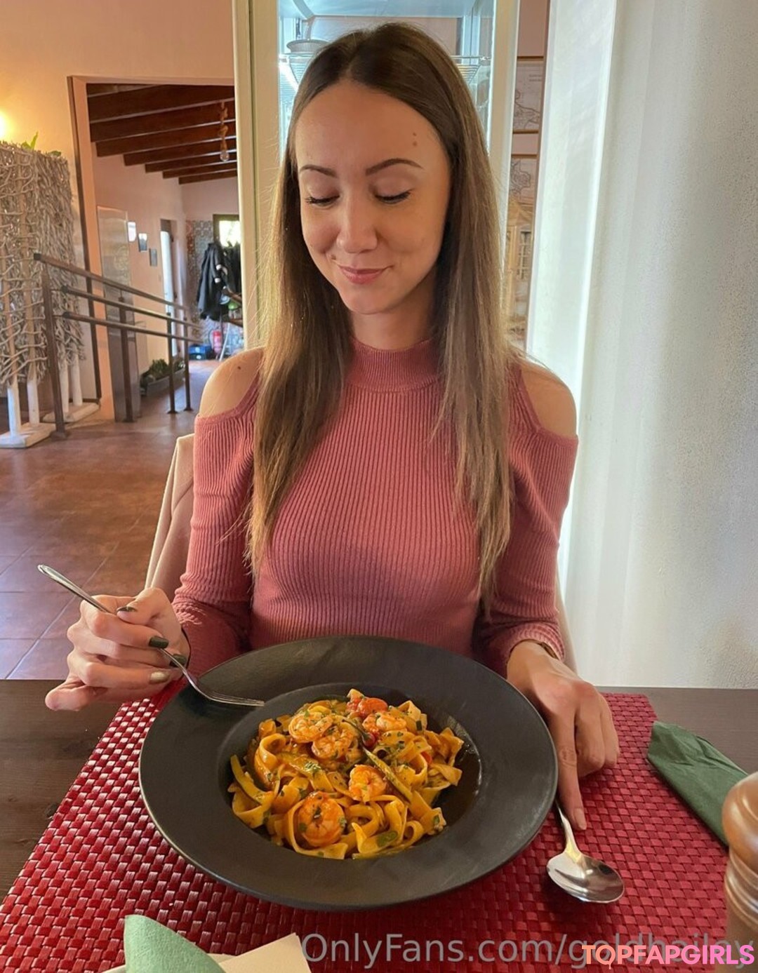 Foto desnuda filtrada de OnlyFans de Goldhailey #24 Foto desnuda filtrada de OnlyFans de Goldhailey #24