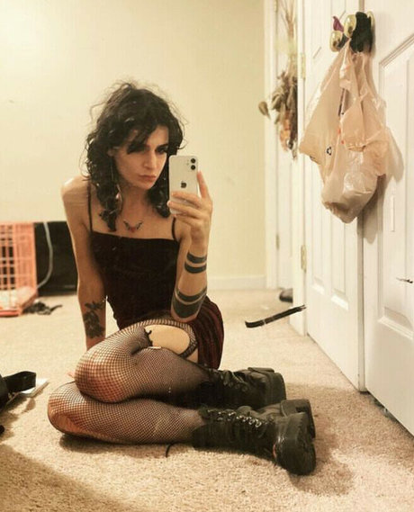 Foto desnuda filtrada de OnlyFans de Hillbillygothic