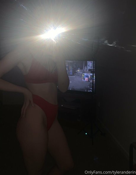 Foto desnuda filtrada de OnlyFans de Tyleranderin