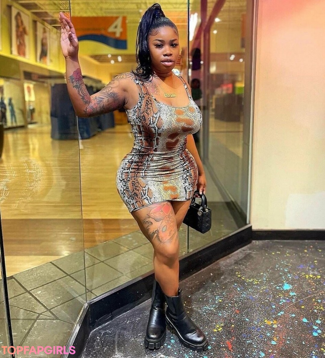 Foto desnuda filtrada de OnlyFans de Phattgirlcoco #127 Foto desnuda filtrada de OnlyFans de Phattgirlcoco #127