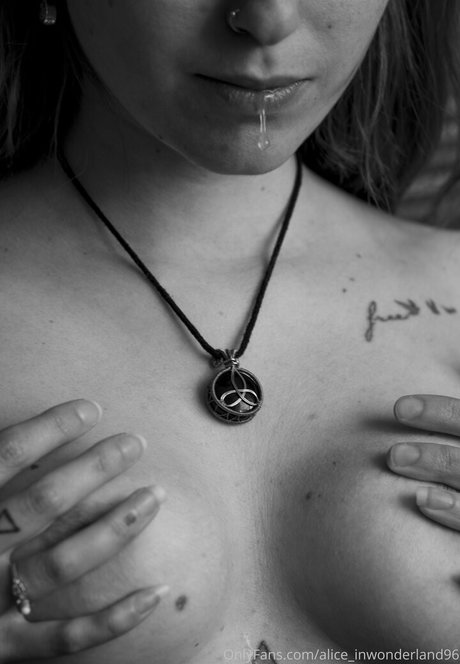 Alice_inwonderland96