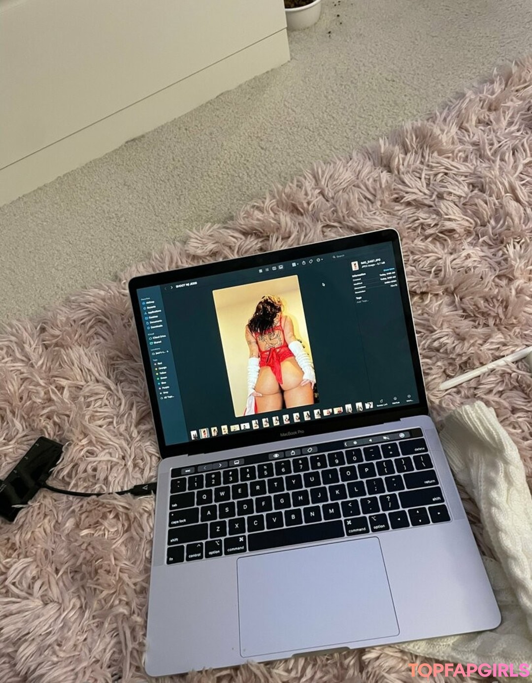 Foto desnuda filtrada de OnlyFans de Maywehavesomefun #87 Foto desnuda filtrada de OnlyFans de Maywehavesomefun #87