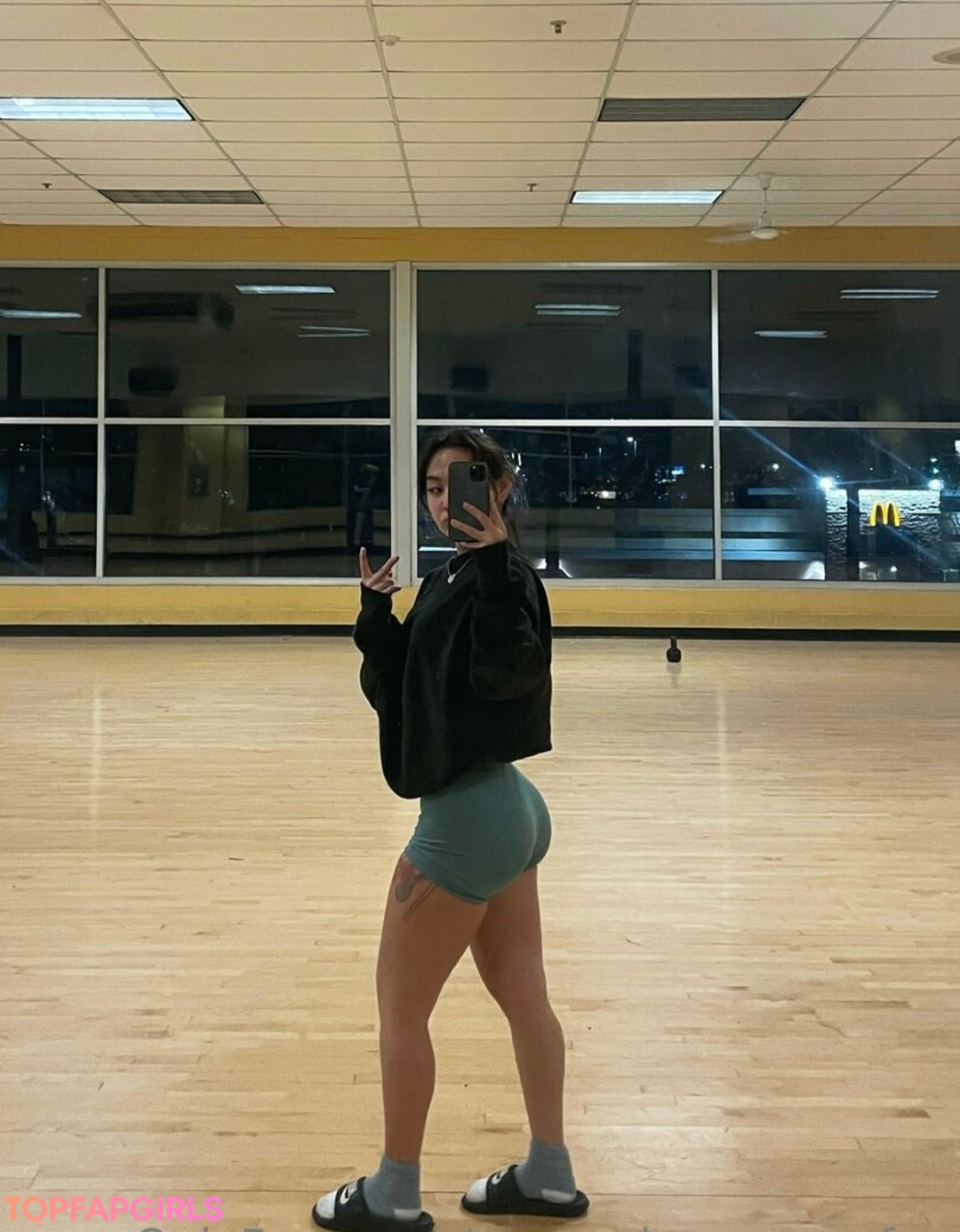 Foto desnuda filtrada de OnlyFans de Maywehavesomefun #99 Foto desnuda filtrada de OnlyFans de Maywehavesomefun #99