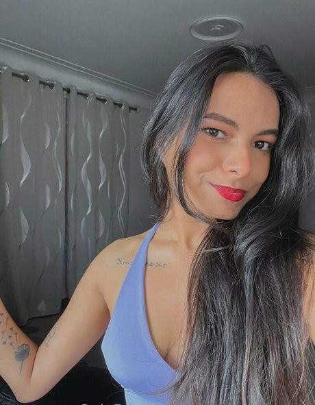 Foto desnuda filtrada de OnlyFans de Bustypetitemyra