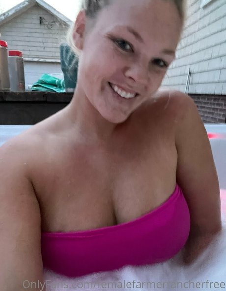 Foto desnuda filtrada de OnlyFans de Femalefarmerrancherfree
