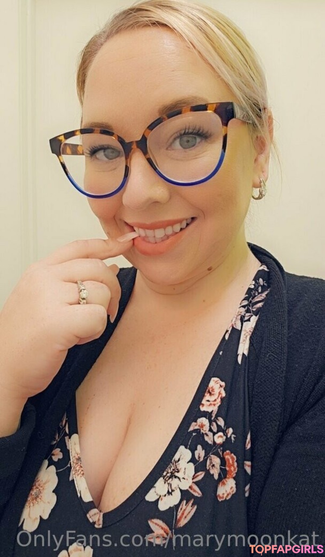 Foto desnuda filtrada de OnlyFans de Marymoonkat #127 Foto desnuda filtrada de OnlyFans de Marymoonkat #127