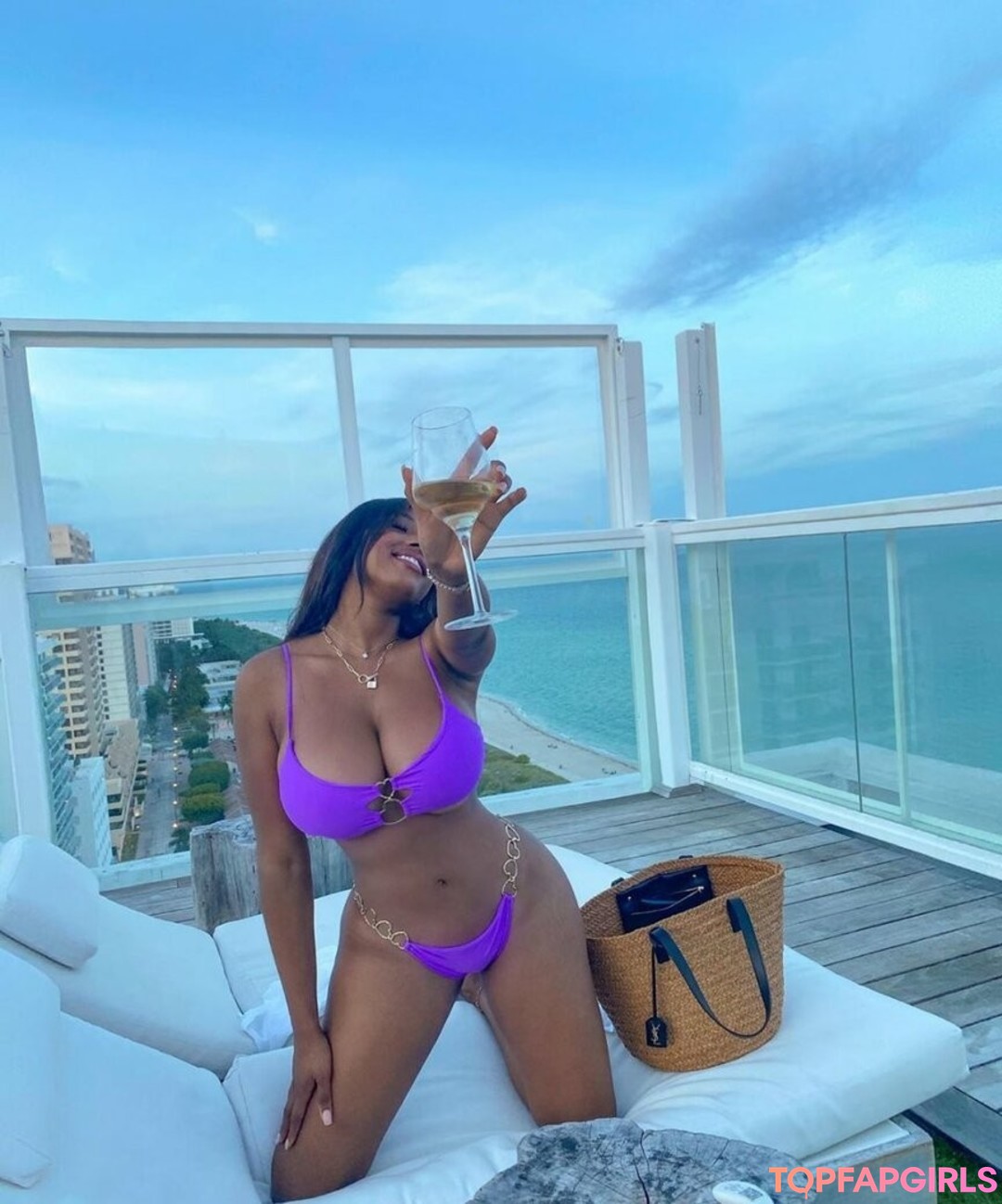 Foto desnuda filtrada de OnlyFans de Vivi Panamera #27 Foto desnuda filtrada de OnlyFans de Vivi Panamera #27