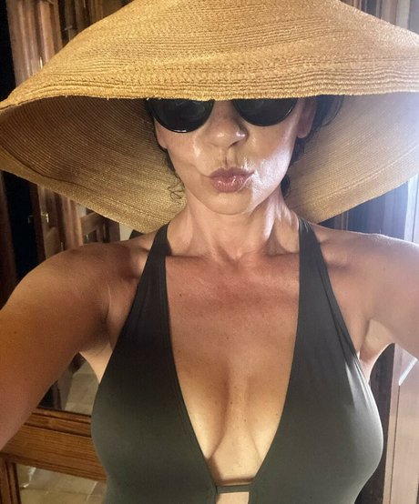 Foto desnuda filtrada de OnlyFans de Catherine Zetajones