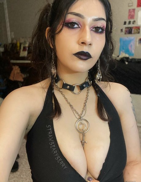 Foto desnuda filtrada de OnlyFans de Strawbearyberry