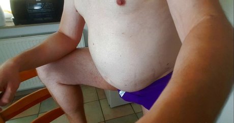 Foto desnuda filtrada de OnlyFans de Bellystuffingfan
