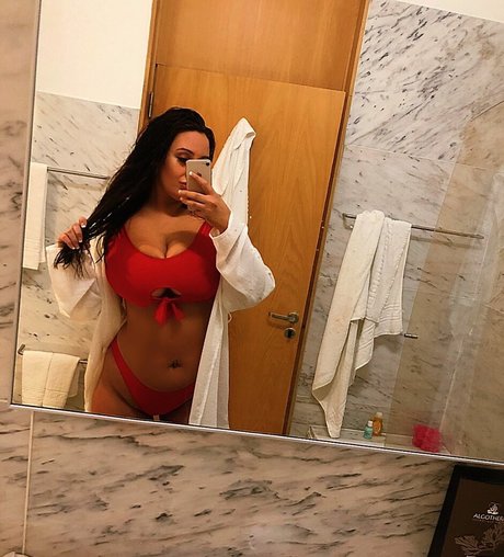 Bustybrunettes