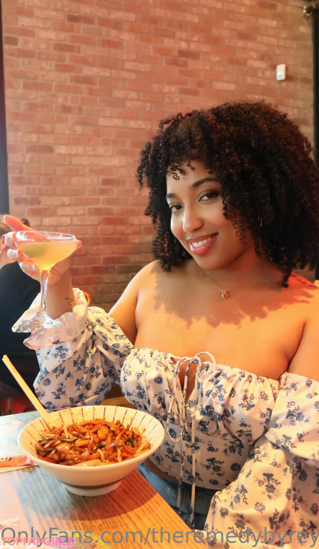 Foto desnuda filtrada de OnlyFans de Theremedybyreyna #35 Foto desnuda filtrada de OnlyFans de Theremedybyreyna #35