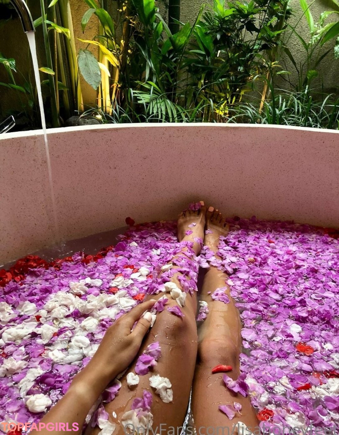 Foto desnuda filtrada de OnlyFans de Lisahoneyfeet #11 Foto desnuda filtrada de OnlyFans de Lisahoneyfeet #11