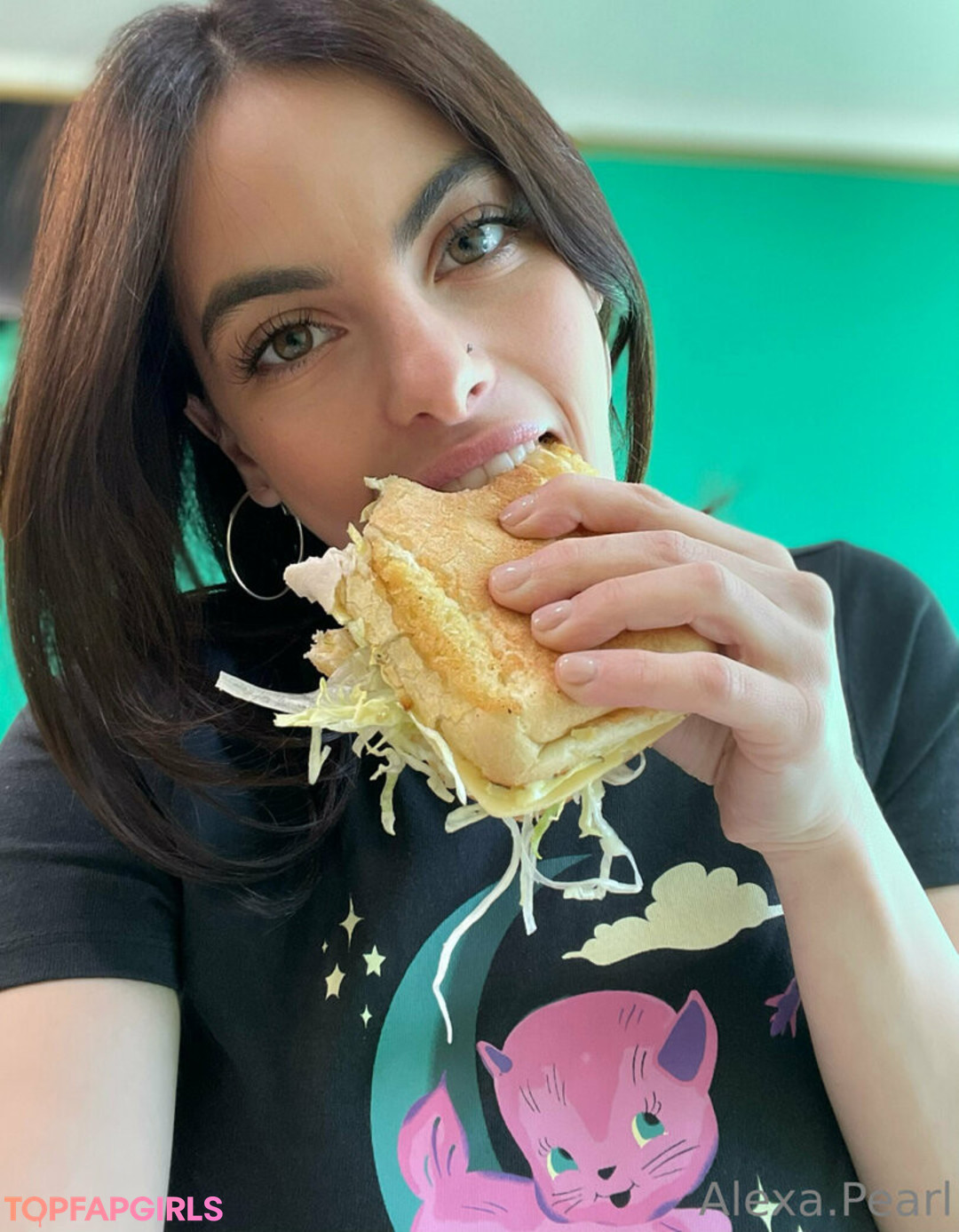 Foto desnuda filtrada de OnlyFans de Alexapearl #100 Foto desnuda filtrada de OnlyFans de Alexapearl #100