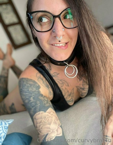 Foto desnuda filtrada de OnlyFans de Curvybrat4u