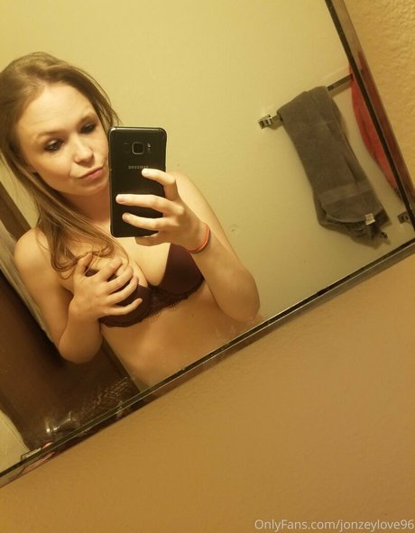 Foto desnuda filtrada de OnlyFans de Jonzeylove96